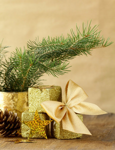 绿色冷杉分支和圣诞装饰品木制背景上