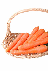 有机胡萝卜在秸秆的篮子里，在白色隔离