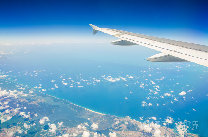 窗外的飞机机翼照片-正版商用图片1almbw-摄图新视界