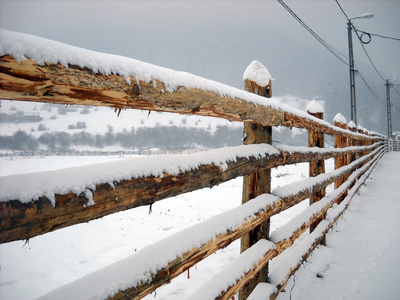 被雪覆盖的木栅栏