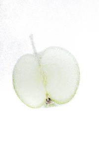 孤立在白色背景上的水泡沫新鲜的青苹果