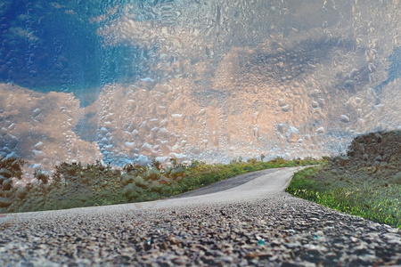 路在山在雨中