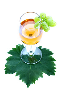 绿色的葡萄群集和酒