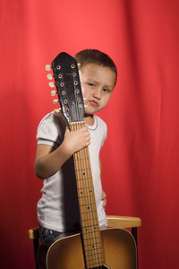 弹吉他的小小音乐学生