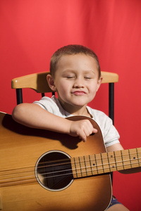 弹吉他的小小音乐学生