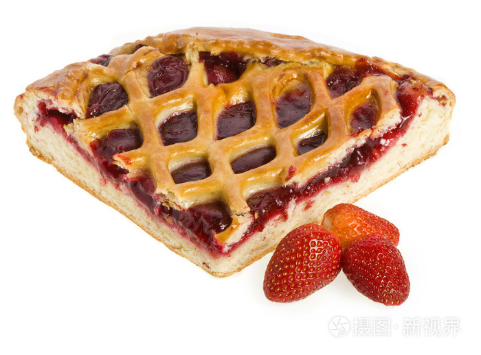 在白色背景上孤立特写草莓蛋糕派