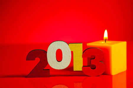 木制 2013 年号码用一支燃烧的蜡烛