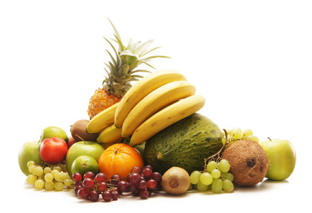 堆新鲜可口的水果和蔬菜上白色隔离