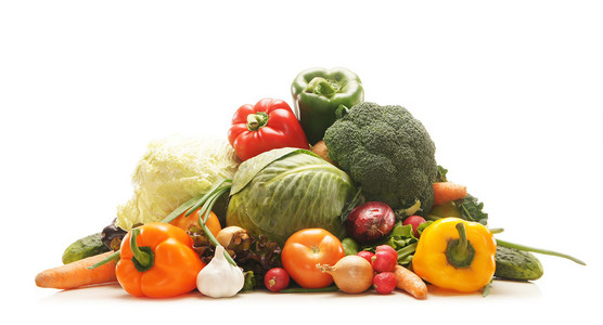 堆新鲜可口的水果和蔬菜上白色隔离