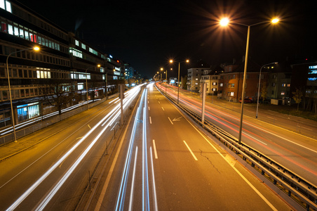 在夜间交通步道