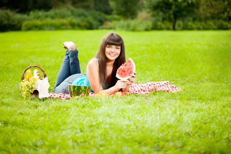 两个妇女在野餐与西瓜