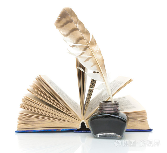 笔墨水和白色背景上的一本书