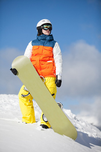 对太阳和天空女性滑雪板