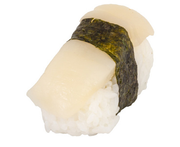 寿司扇贝与孤立在白色背景上的扇贝切片