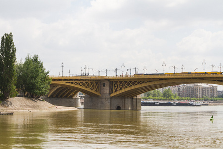 在布达佩斯最近重新的玛吉桥景区景