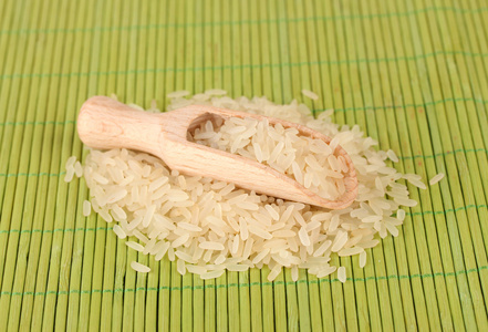 水稻在竹垫上木瓢