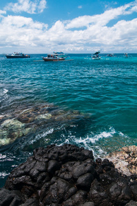 热带海滩上船