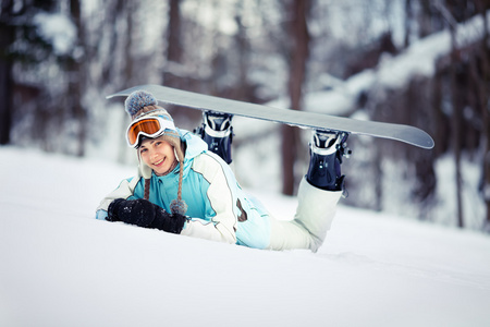 年轻女性滑雪板休息