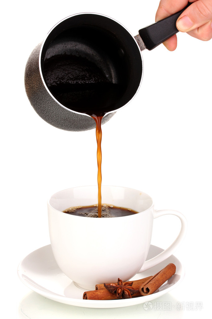孤立在白色的杯子里倒咖啡