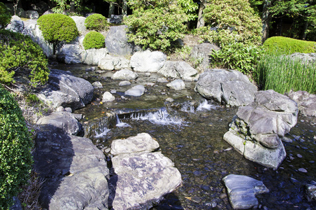 池塘中亚洲风格的花园