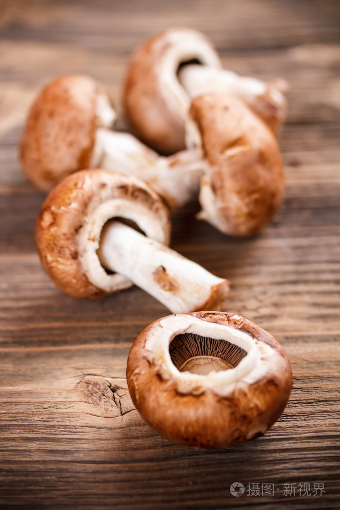 新鲜的棕色香菇