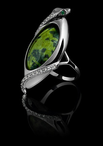 与钻石和绿色的宝石戒指