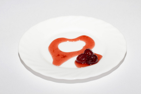 红色的心做的白板上的草莓酱