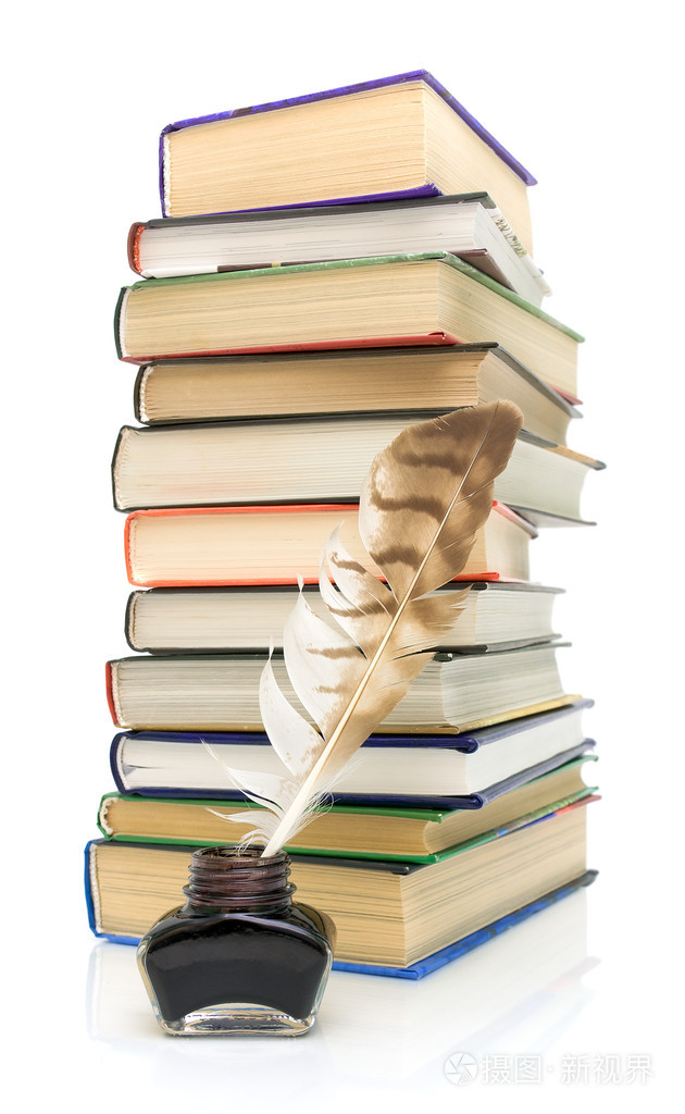 墨水, 钢笔和书籍在白色背景上