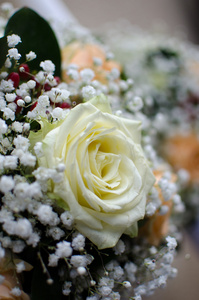 为教会仪式婚礼蜡烛的白玫瑰