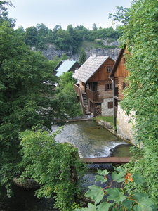 木制仿古穆勒住宅由 rastoke，克罗地亚在水