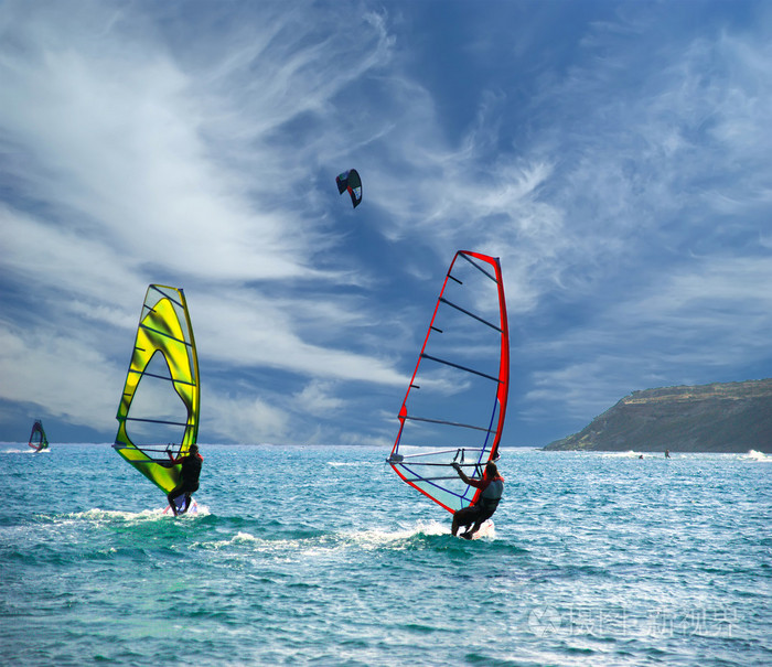 在海洋上的风冲浪者