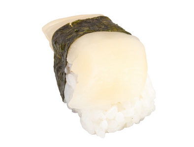 寿司扇贝与孤立在白色背景上的扇贝切片