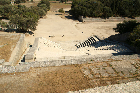 阿波罗庙在罗兹的雅典卫城附近的小剧院