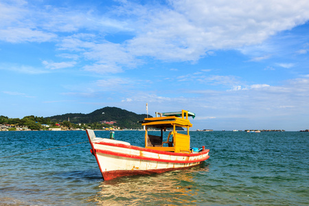 船停泊在海中