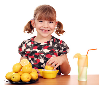 小女孩做柠檬水