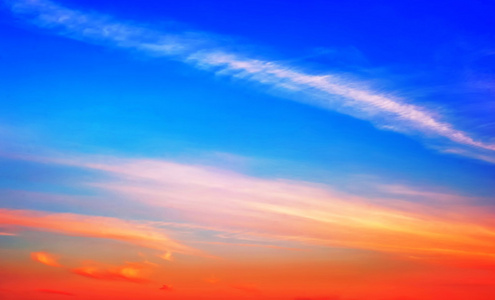 罕见七彩天空的晚霞照片