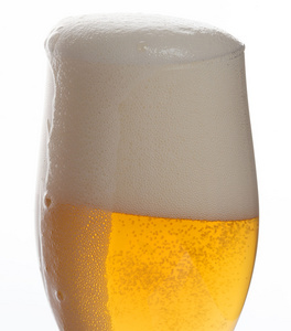 glass 在白色背景上的啤酒特写