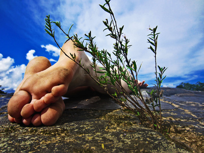 女鞋底年轻女性的美丽脏脚鞋底照片