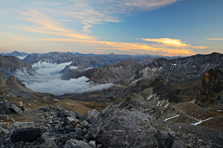 在黄昏的雄伟山景