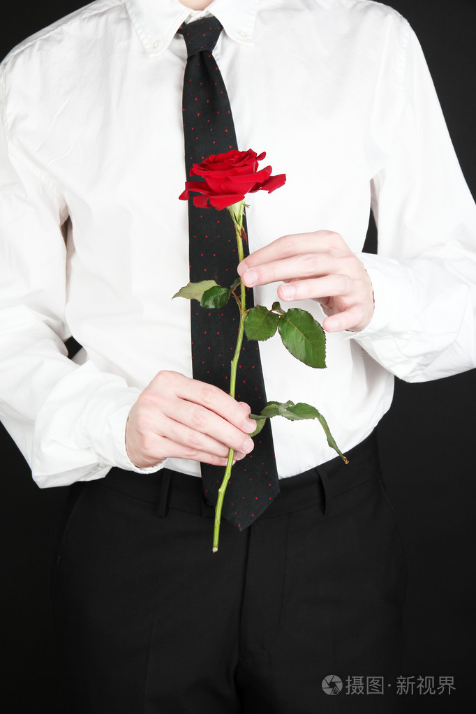 该名男子手持玫瑰特写