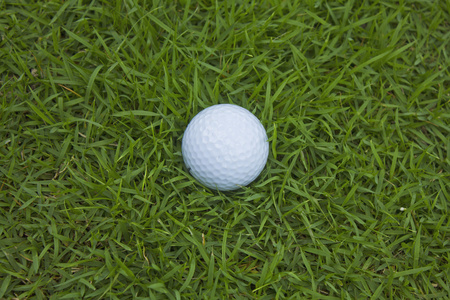 高尔夫球场球在绿色草地上的特写