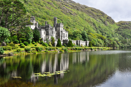 凯尔莫尔修道院在康尼马拉山脉，爱尔兰