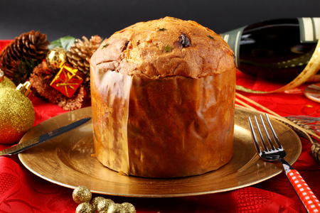 与 panettone 和圣诞装饰表