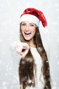 年轻漂亮的女人在圣诞老人帽子