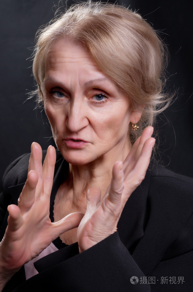 成熟的女人挤眉弄眼