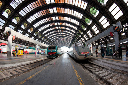 米兰，意大利   2 月 28 日 2012 年 2 月 28 日在米兰，意大利中央火车站。在车站也有大约 600 的列车