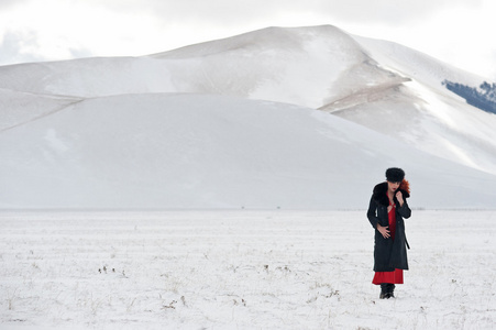 与雪在冬季风景美丽女人肖像