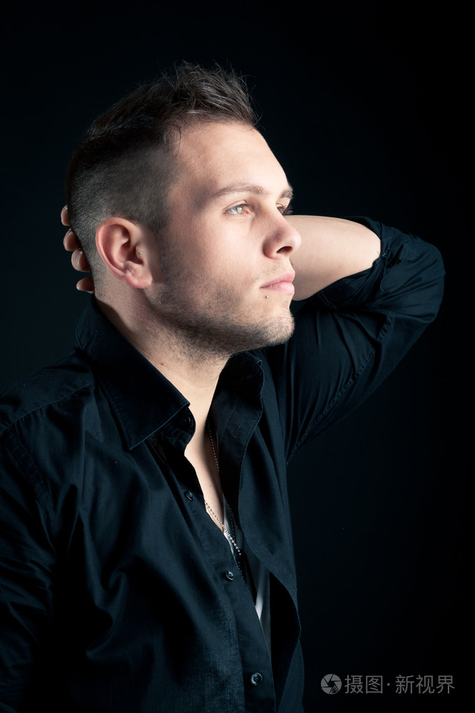 年轻的男孩关门肖像黑色背景