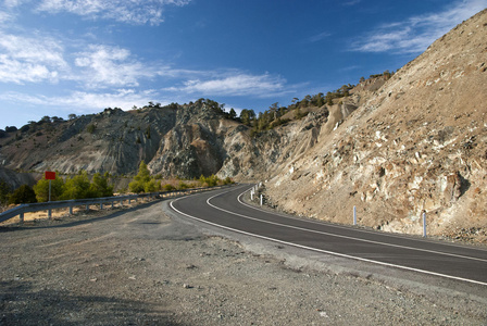 新的道路和绿化的旧矿场在山中