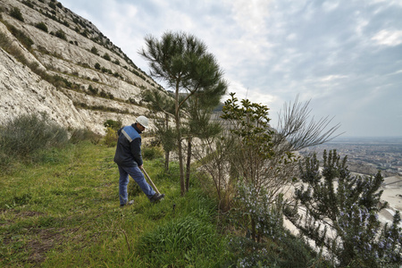 意大利 maddaloni 那不勒斯 水泥厂 采石场山生态绿色种植